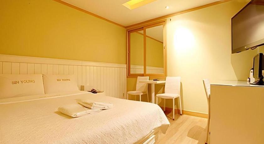 Sinyoung Motel Seoul Bagian luar foto
